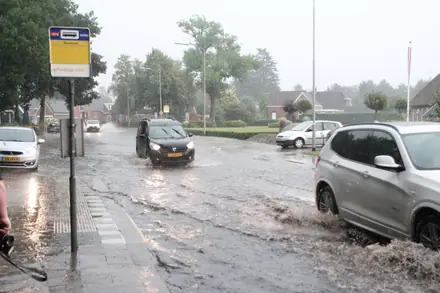 Wolkbreuk in Emmen: straten staan blank en lekkage in verloskamers — foto 8 van 12