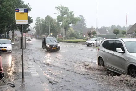 Wolkbreuk in Emmen: straten staan blank en lekkage in verloskamers — foto 1 van 12