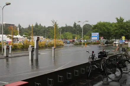 Wolkbreuk in Emmen: straten staan blank en lekkage in verloskamers — foto 2 van 12