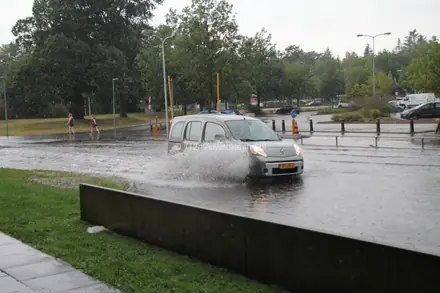 Wolkbreuk in Emmen: straten staan blank en lekkage in verloskamers — foto 3 van 12