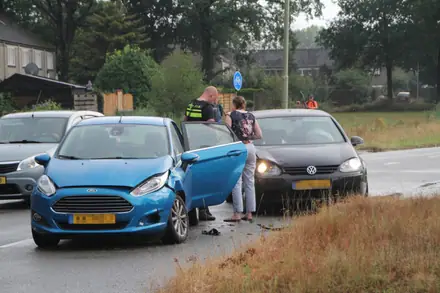 Auto’s botsen op kruising Brinkenweg met de Nieuw-Amsterdamsestraat — foto 7 van 8
