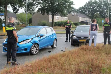 Auto’s botsen op kruising Brinkenweg met de Nieuw-Amsterdamsestraat — foto 1 van 8