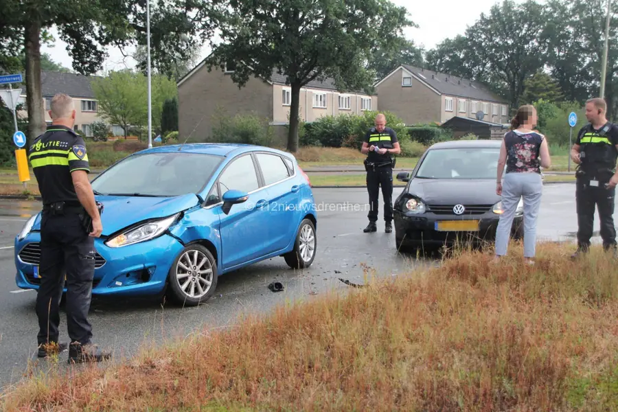 Auto’s botsen op kruising Brinkenweg met de Nieuw-Amsterdamsestraat