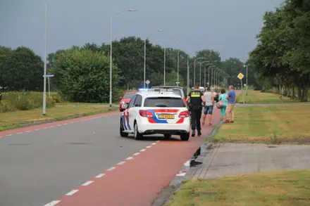Automobilist botst met voertuig tegen lantaarnpaal in Emmen — foto 5 van 8
