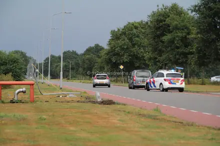 Automobilist botst met voertuig tegen lantaarnpaal in Emmen — foto 3 van 8