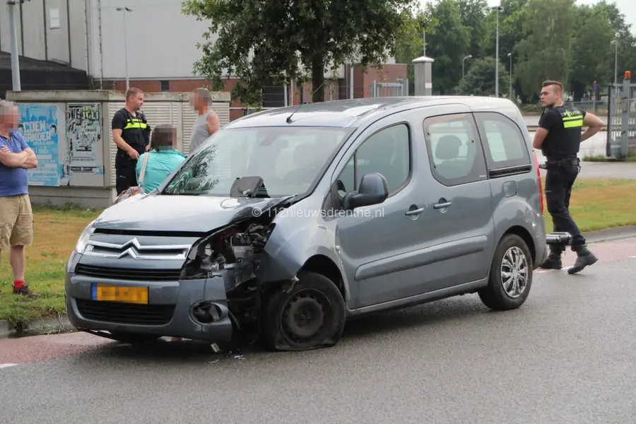 Automobilist botst met voertuig tegen lantaarnpaal in Emmen
