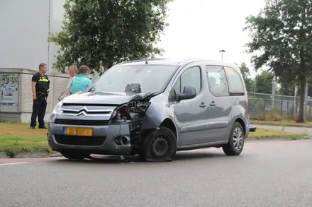 Automobilist botst met voertuig tegen lantaarnpaal in Emmen — foto 4 van 8