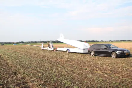 Zweefvliegtuig maakt noodlanding op weiland nabij Emmen — foto 6 van 6
