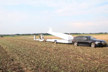 Zweefvliegtuig maakt noodlanding op weiland nabij Emmen — foto 2 van 6
