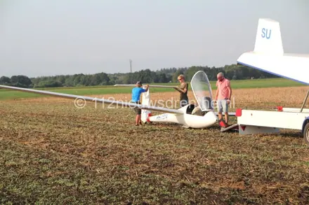 Zweefvliegtuig maakt noodlanding op weiland nabij Emmen — foto 4 van 6