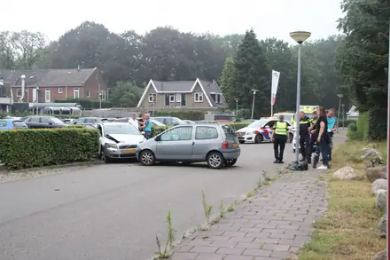Automobilist gewond bij aanrijding in Emmen — foto 1 van 12