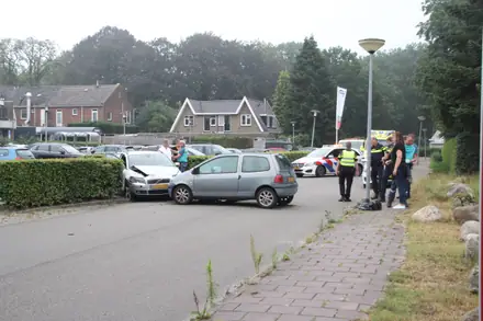 Automobilist gewond bij aanrijding in Emmen — foto 7 van 12