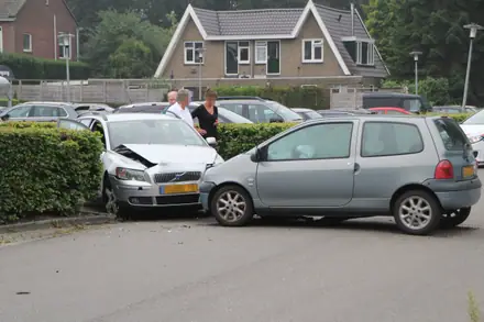 Automobilist gewond bij aanrijding in Emmen — foto 8 van 12