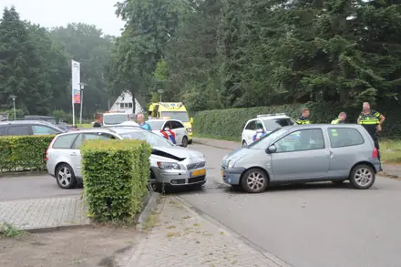 Automobilist gewond bij aanrijding in Emmen — foto 9 van 12