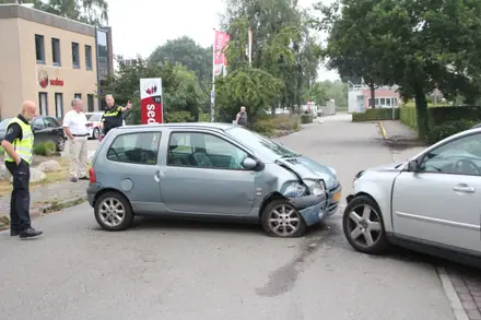 Automobilist gewond bij aanrijding in Emmen — foto 10 van 12