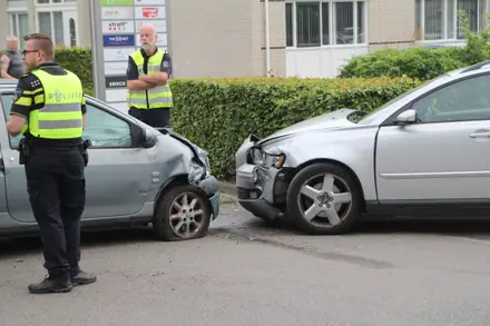 Automobilist gewond bij aanrijding in Emmen — foto 11 van 12