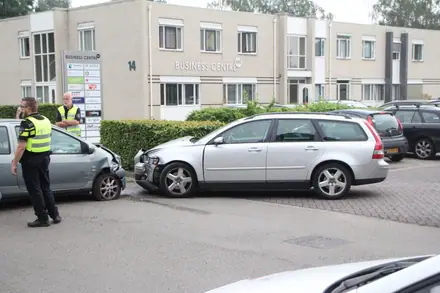 Automobilist gewond bij aanrijding in Emmen — foto 6 van 12