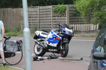 Motorrijder gewond na botsing met auto op de Brinkenweg in Emmen — foto 2 van 10