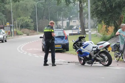 Motorrijder gewond na botsing met auto op de Brinkenweg in Emmen — foto 5 van 10