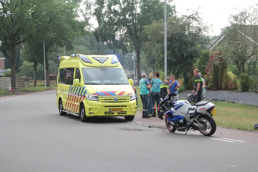 Motorrijder gewond na botsing met auto op de Brinkenweg in Emmen