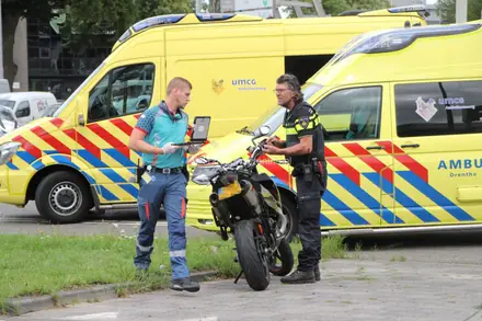 Motorrijder gewond na botsing met auto in Emmen — foto 2 van 4