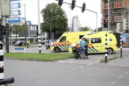 Motorrijder gewond na botsing met auto in Emmen — foto 1 van 4