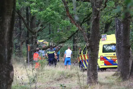 Mountainbiker zwaargewond geraakt bij botsing met boom bij Jonkersheide Gieten. — foto 1 van 6