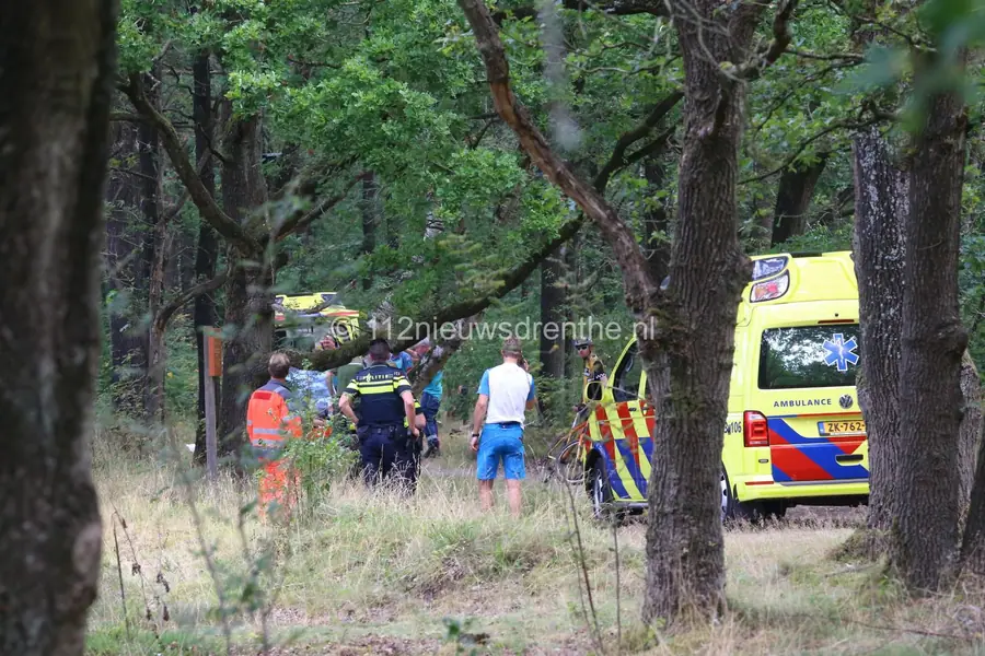 Mountainbiker zwaargewond geraakt bij botsing met boom bij Jonkersheide Gieten.