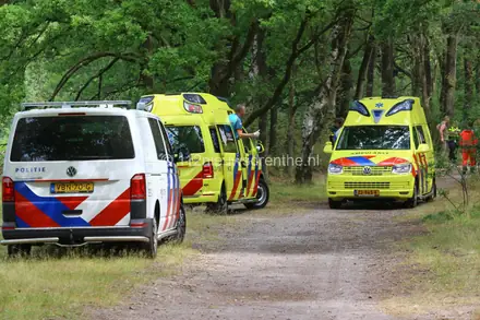 Mountainbiker zwaargewond geraakt bij botsing met boom bij Jonkersheide Gieten. — foto 4 van 6