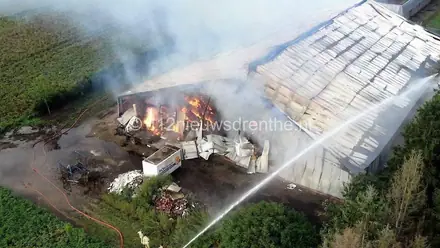 Loodsbrand in Schoonoord houdt brandweer urenlang bezig — foto 2 van 6