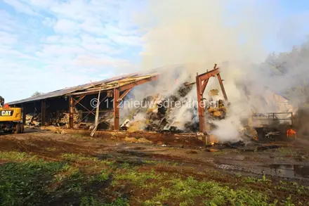 Loodsbrand in Schoonoord houdt brandweer urenlang bezig — foto 3 van 6