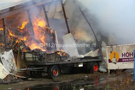 Loodsbrand in Schoonoord houdt brandweer urenlang bezig — foto 5 van 6