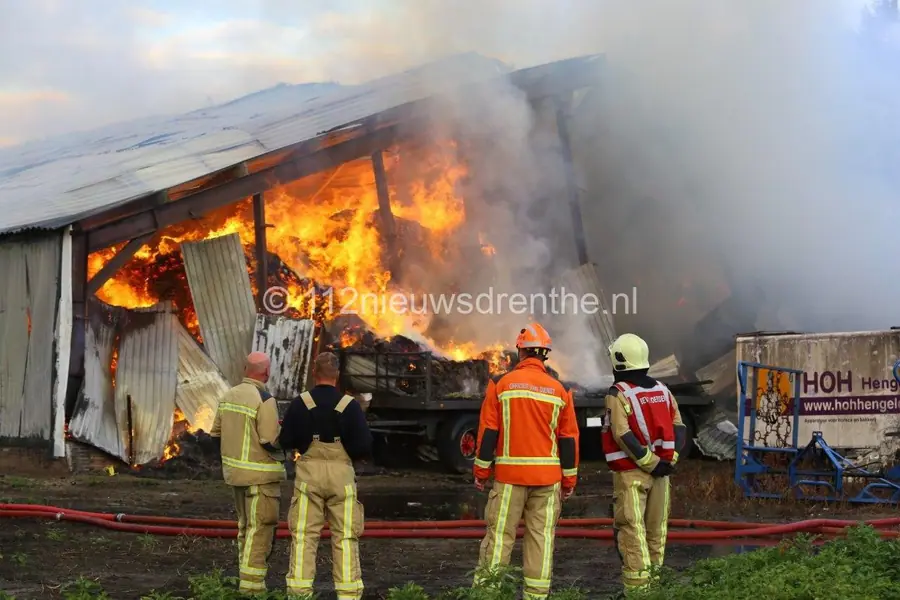 Loodsbrand in Schoonoord houdt brandweer urenlang bezig
