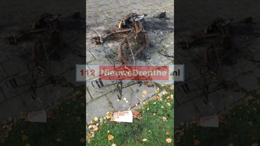 Scooter in de brand gestoken op speelveldje Emmermeer, politie zoekt getuigen