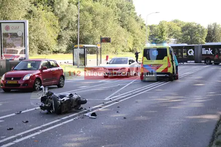 Scooter en lijnbus botsen op de Boermarkeweg in Emmen — foto 2 van 3