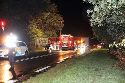 Auto raakt van de weg en botst op boom in Emmen — foto 1 van 3