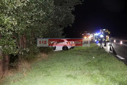 Auto raakt van de weg en botst op boom in Emmen — foto 3 van 3