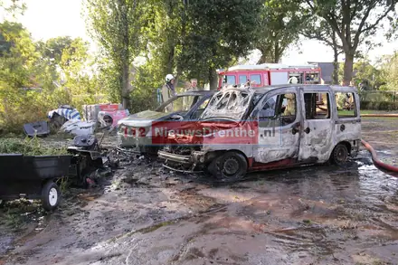 Twee auto’s en een grasmaaier in vlammen op in Nieuw-Schoonebeek — foto 3 van 4