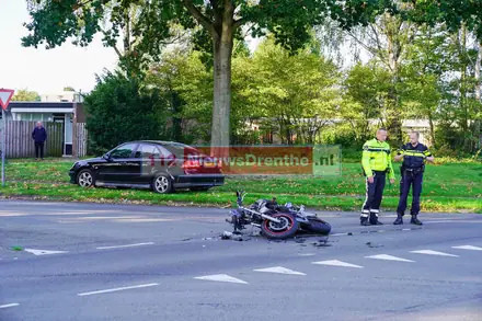 Motorrijder raakt gewond bij aanrijding in Emmen — foto 5 van 5