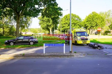 Motorrijder raakt gewond bij aanrijding in Emmen — foto 4 van 5