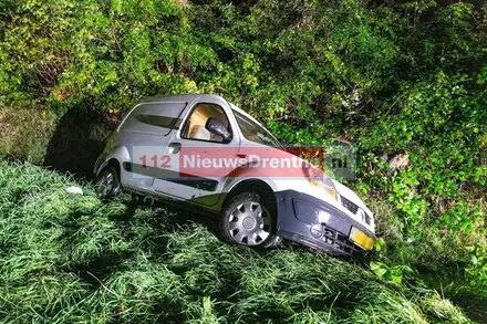 Busje komt in sloot terecht, bestuurder nergens te bekennen — foto 3 van 4