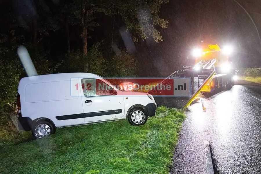 Busje komt in sloot terecht, bestuurder nergens te bekennen