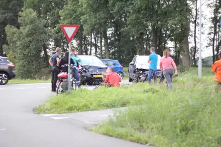 Auto’s zwaar beschadigd bij aanrijding in Emmen — foto 2 van 10