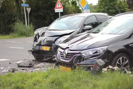 Auto’s zwaar beschadigd bij aanrijding in Emmen — foto 4 van 10