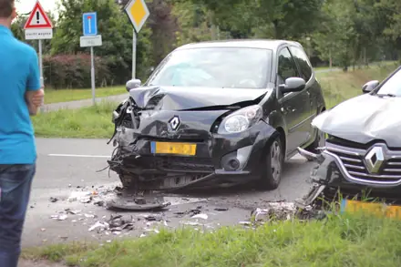 Auto’s zwaar beschadigd bij aanrijding in Emmen — foto 9 van 10