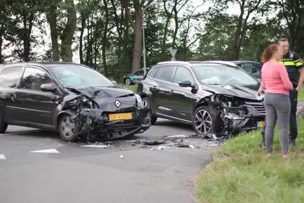 Auto’s zwaar beschadigd bij aanrijding in Emmen — foto 10 van 10