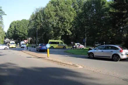 Gewonde bij ongeval op kruising bij Houtweg in Emmen — foto 4 van 6