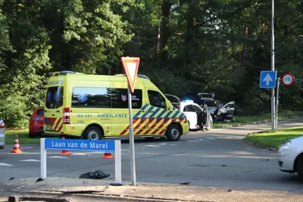 Gewonde bij ongeval op kruising bij Houtweg in Emmen — foto 5 van 6