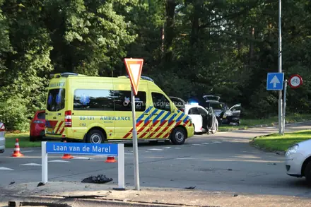 Gewonde bij ongeval op kruising bij Houtweg in Emmen — foto 3 van 6