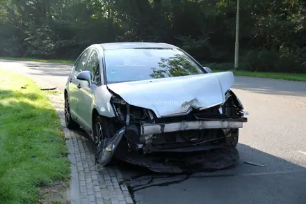 Gewonde bij ongeval op kruising bij Houtweg in Emmen — foto 1 van 6